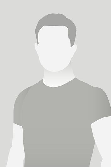 Silhouettenhafte Darstellung eines m&auml;nnlichen Portr&auml;ts auf grauem Hintergrund, ohne erkennbares Gesicht.