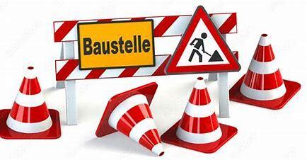 Baustellenschild mit Warnzeichen und roten, wei&szlig;en Absperrungen sowie Verkehrsh&uuml;tchen auf einem wei&szlig;en Hintergrund.