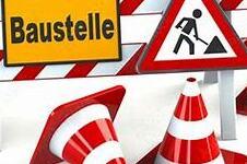 Baustellenschild mit Warnzeichen und roten, wei&szlig;en Absperrungen sowie Verkehrsh&uuml;tchen auf einem wei&szlig;en Hintergrund.