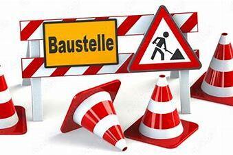 Baustellenschild mit Warnzeichen und roten, wei&szlig;en Absperrungen sowie Verkehrsh&uuml;tchen auf einem wei&szlig;en Hintergrund.