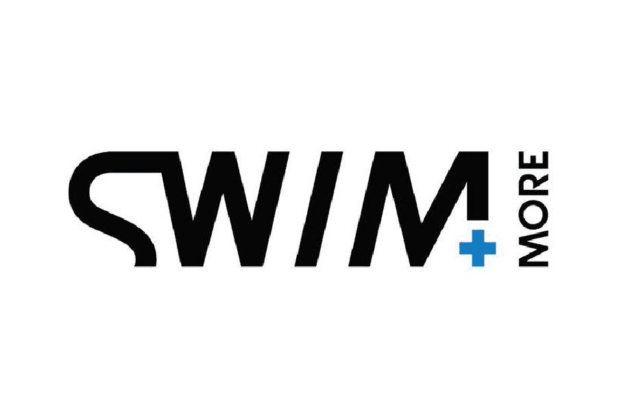 Logo mit dem Schriftzug &bdquo;SWIM+MORE&ldquo; in schwarzer Schrift, das Pluszeichen in Blau hervorgehoben.